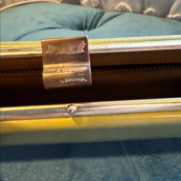 Elegant Vintage Olive Clutch with Amber Handle (Bakelite ?) - Picture 3 of 5